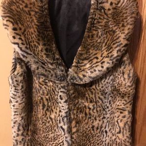 Leopard print faux fur vest with wide collar. Size Medium. Wear open or closed